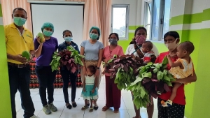 keluara penerima bantuan bersama Kepala Puskesmas Oesapa dan petugas Gizi